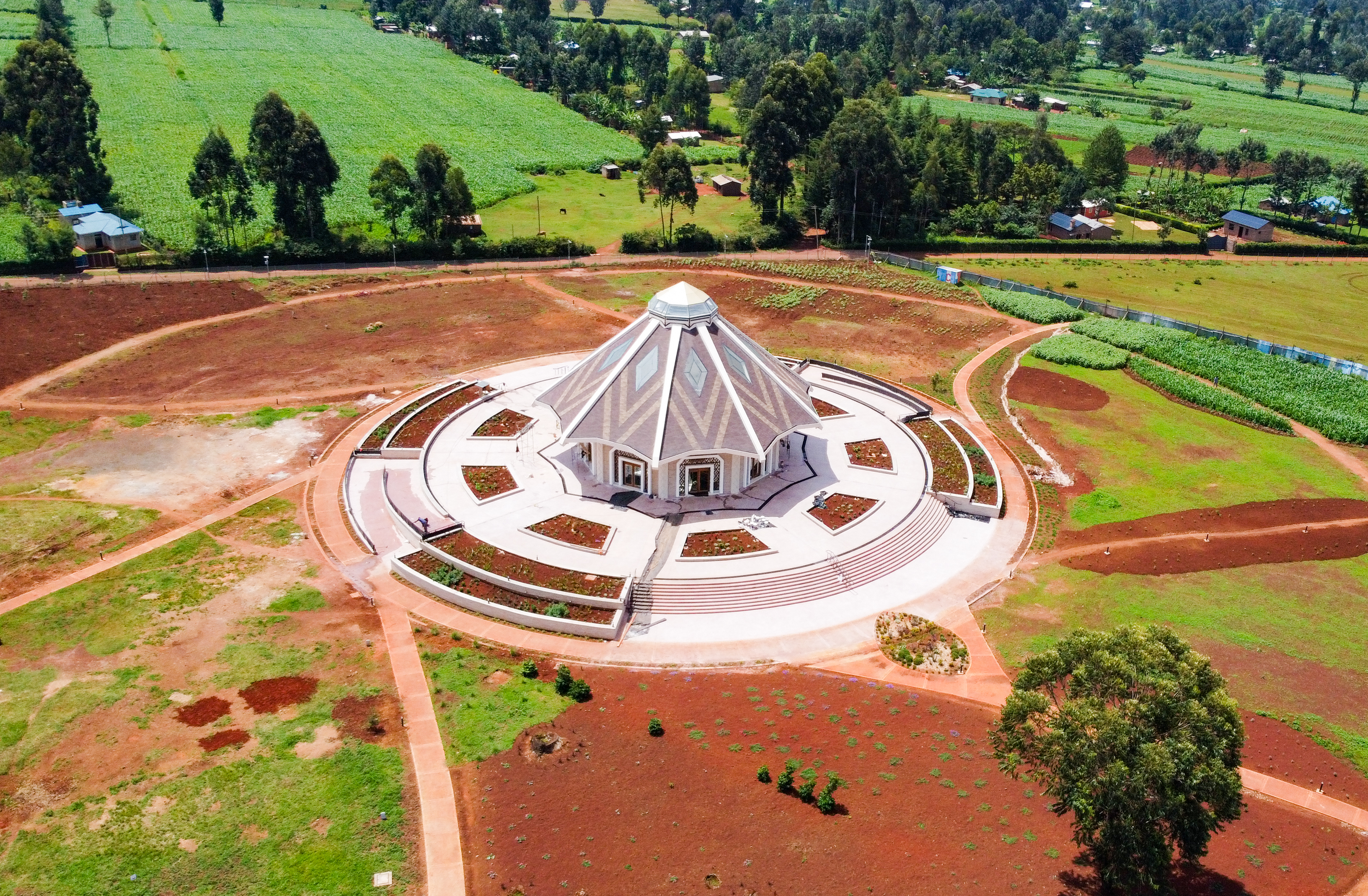  Një pamje ajrore e Shtëpisë së Adhurimit Bahá' local lokal në Matunda Soy, Kenia. 